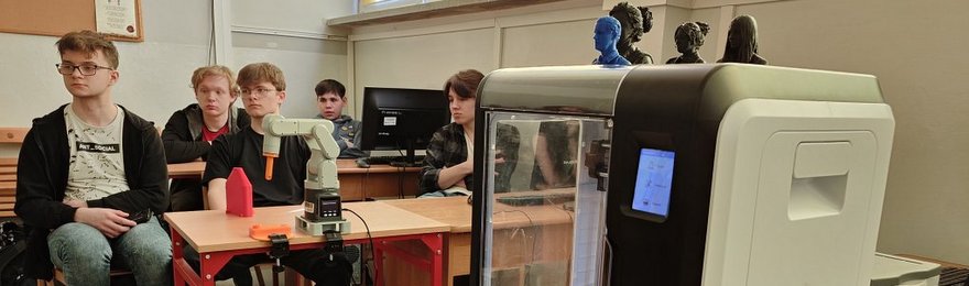 Pokaz druku 3D, wirtualnej rzeczywistości i robota Dobot na zajęciach w ZS Grójec