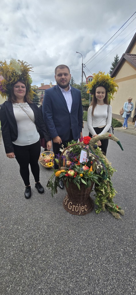 Zespół Szkół w Grójcu na Dożynkach Powiatu Grójeckiego – sukces, zaangażowanie i piękna prezentacja tradycji