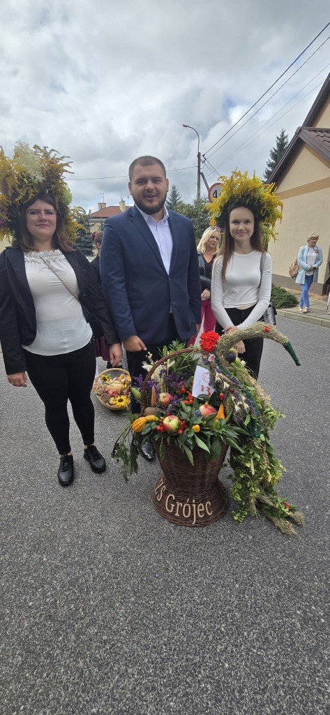 Zespół Szkół w Grójcu na Dożynkach Powiatu Grójeckiego – sukces, zaangażowanie i piękna prezentacja tradycji