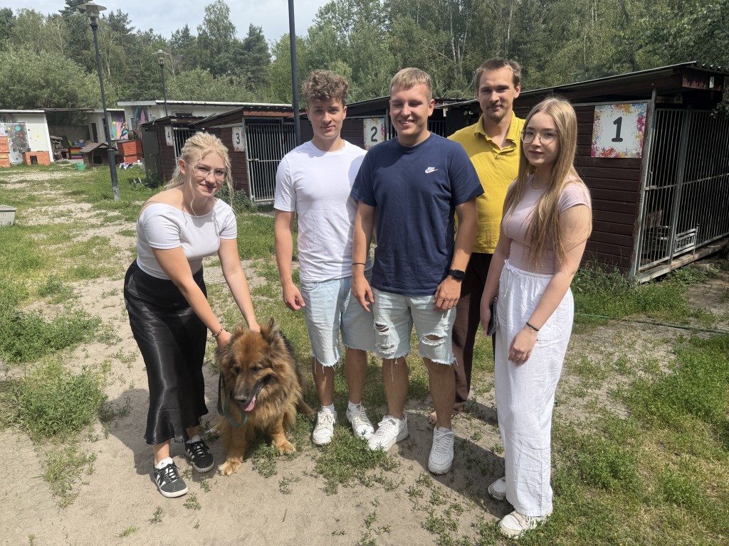 Wolontariat ZS Grójec w akcji na rzecz zwierząt – zbiórka karmy podczas festynu Św. Patryka