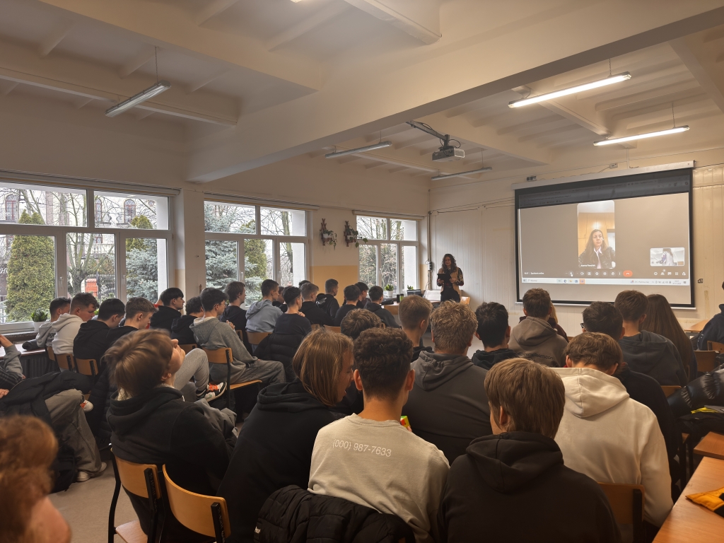 Nietypowa lekcja o cyberprzemocy – spotkanie online z Panią Minister Joanną Pawełek-Mendez