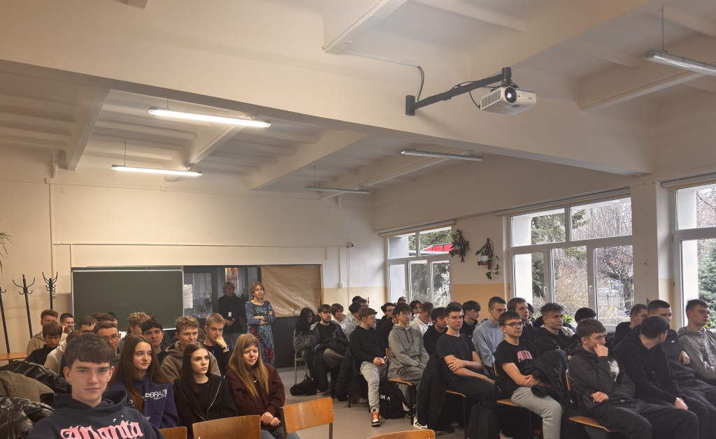 Nietypowa lekcja o cyberprzemocy – spotkanie online z Panią Minister Joanną Pawełek-Mendez