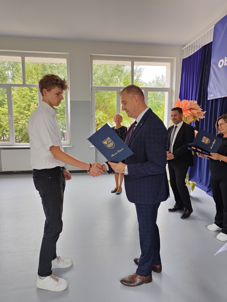 Wręczenie nagród Starosty Grójeckiego za wysokie wyniki w nauce