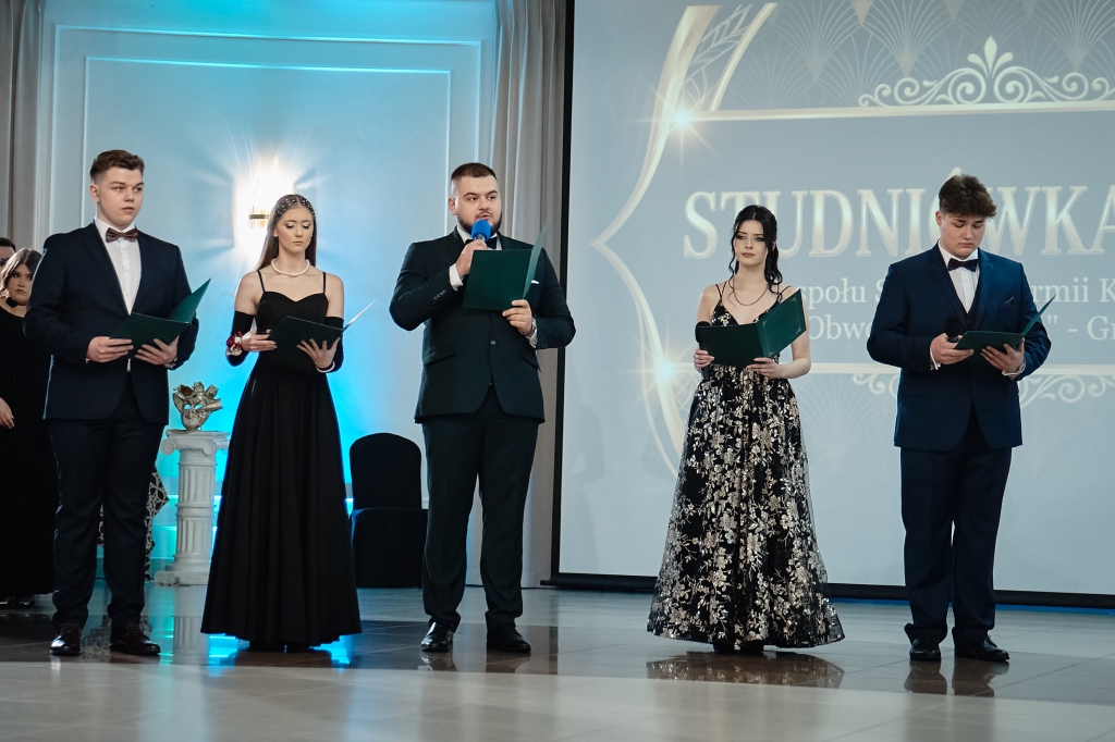 Niezapomniana studniówka — wieczór wzruszeń, wdzięczności i pięknych tradycji