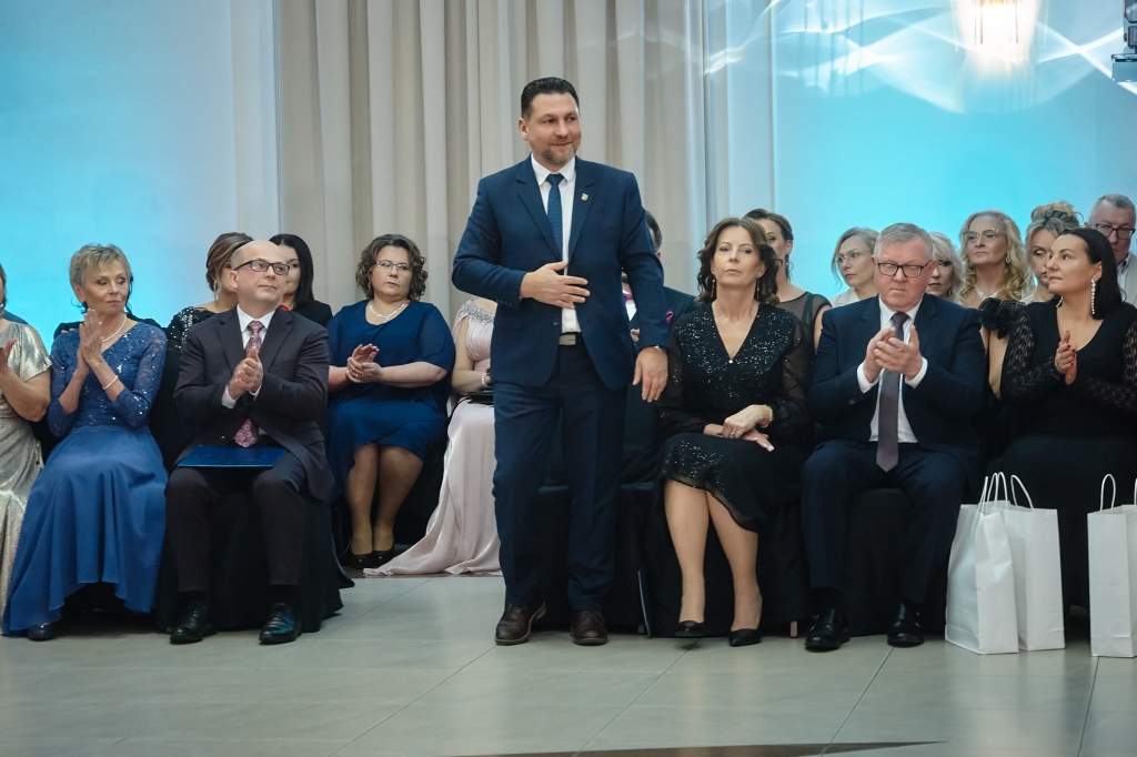 Niezapomniana studniówka — wieczór wzruszeń, wdzięczności i pięknych tradycji