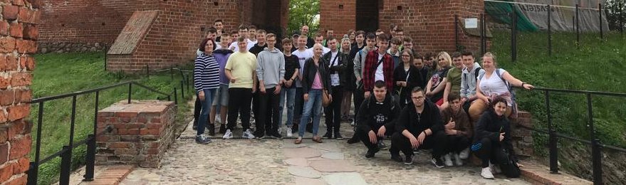 Grupa uczniów na tle zamku w Czersku