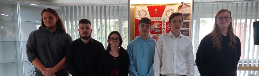 Współczesny świat to nie tylko rozwój cywilizacji, postęp technologiczny i możliwość szybkiego podróżowania. To również czas, w którym patogeny atakujące ludzki organizm stają się coraz „sprytniejsze” – zmieniają swoje molekularne i biochemiczne mechanizmy działania, uodparniają się na leki, a skuteczność szczepionek bywa ograniczona. Coraz więcej jest też sytuacji sprzyjających ryzyku zakażenia, m.in. poprzez łatwiejszy dostęp do środków psychoaktywnych.  Organizacje międzynarodowe, w tym ONZ, uznają pandemię HIV/AIDS za jeden z największych problemów współczesnego świata. W ciągu ostatnich 20 lat ponad 56 milionów ludzi zostało zakażonych HIV, a 22 miliony zmarły na AIDS – w tym aż 4,3 miliona dzieci. Tym bardziej rośnie znaczenie edukacji i profilaktyki wśród młodzieży, stojącej u progu dorosłości.  Z okazji Światowego Dnia AIDS, obchodzonego 1 grudnia, w naszej szkole zrealizowaliśmy projekt profilaktyczny „HIV – wiem i wybieram odpowiedzialnie”, którego głównym celem była edukacja oraz zwiększenie świadomości uczniów na temat zagrożeń biologicznych i zasad bezpiecznych zachowań. Etap I – warsztaty profilaktyczne 28 listopada odbył się pierwszy etap projektu – warsztaty profilaktyczne dla uczniów, które poprowadziła pani Bożena Janus, edukator z Powiatowej Stacji Sanitarno-Epidemiologicznej w Grójcu.  Młodzież miała okazję: poszerzyć wiedzę na temat HIV/AIDS oraz dróg zakażenia, poznać zasady profilaktyki i bezpiecznych zachowań, obalić mity związane z wirusem HIV, zadać pytania i porozmawiać o swoich wątpliwościach. Etap II – test wiedzy o HIV/AIDS  1 grudnia, w Światowy Dzień AIDS, odbył się drugi etap projektu – test wiedzy, w którym uczniowie mogli sprawdzić, ile zapamiętali z zajęć oraz z jaką świadomością podchodzą do tematu.  Laureatami szkolnego testu wiedzy zostali: I miejsce – Maja Konarska (klasa 4pa) II miejsce – Stanisław Marczak (klasa 4pp) III miejsce ex aequo: Mateusz Gwadera (klasa 4pp) Piotr Cuper (klasa 4pp) Sebastian Janiszewski (klasa 4pp) Mateusz Raczyński (klasa 4pp)  Nagrody dla laureatów zostały ufundowane przez Radę Rodziców naszej szkoły, za co serdecznie dziękujemy. Koordynatorami projektu byli nauczyciele: p. Wiesława Płatek, p. Alina Stańczak oraz p. Anna Jóźwik. Mamy nadzieję, że projekt „HIV – wiem i wybieram odpowiedzialnie” stał się ważną lekcją odpowiedzialności, świadomości i troski o własne zdrowie. 