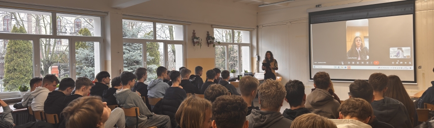 Nietypowa lekcja o cyberprzemocy – spotkanie online z Panią Minister Joanną Pawełek-Mendez